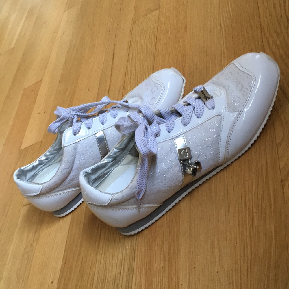 Cute! Women’s guess sneakers